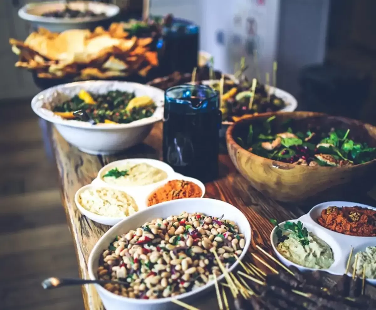 Новый взгляд на традиции: слоеный салат «Аристократ» на новогоднем празднике