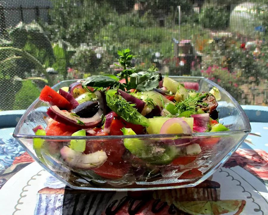 Летний овощной салат с баклажанами: простота и насыщенность вкуса на вашем столе