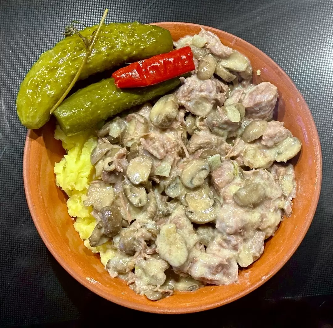 Нежная говяжья голяшка с грибами и сливками