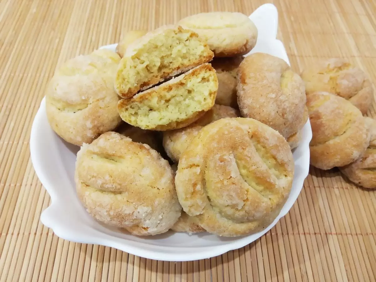 Нежное печенье на сметане, покрытое сахарной пудрой