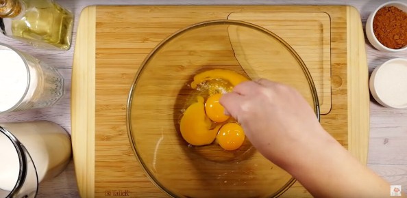 Незабываемый торт без выпечки: шоколадные блинчики и воздушный крем