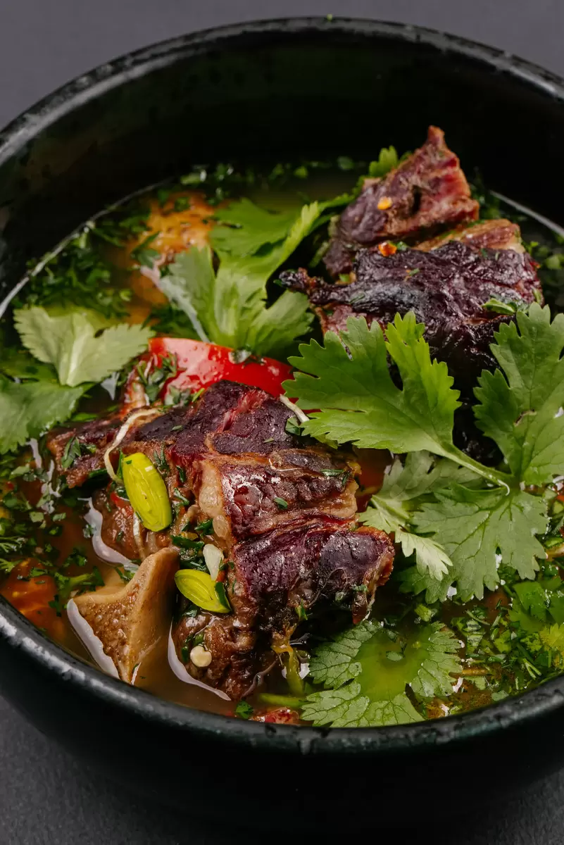 Ароматный пряный суп с бычьими хвостами: идеальное решение для зимнего праздника