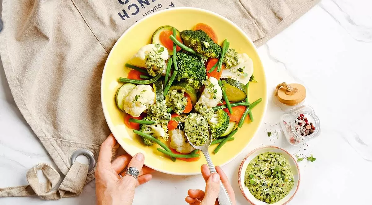 Нежные овощи на пару с пикантной зеленой заправкой