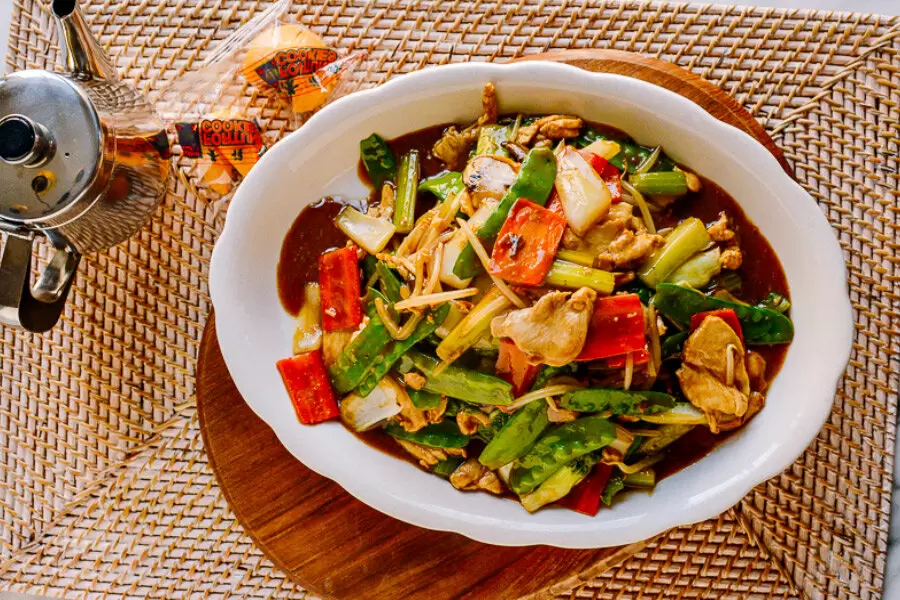 Цыпленок с овощами: простота в каждом укусе