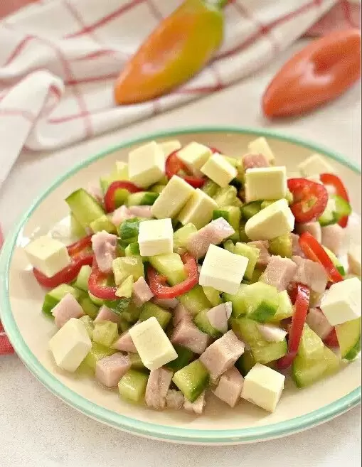 Легкий салат из ветчины с огурцом и сыром для весеннего ужина