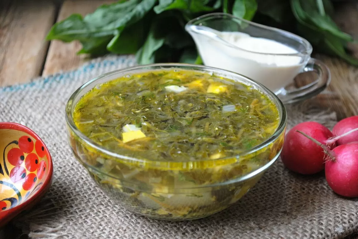 Вкусные щавелевые щи на курином бульоне: идеальный весенний суп