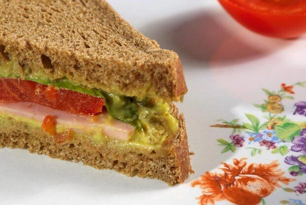 Готовим кулинарные шедевры: сэндвичи с гуакамоле и копчёным мясом