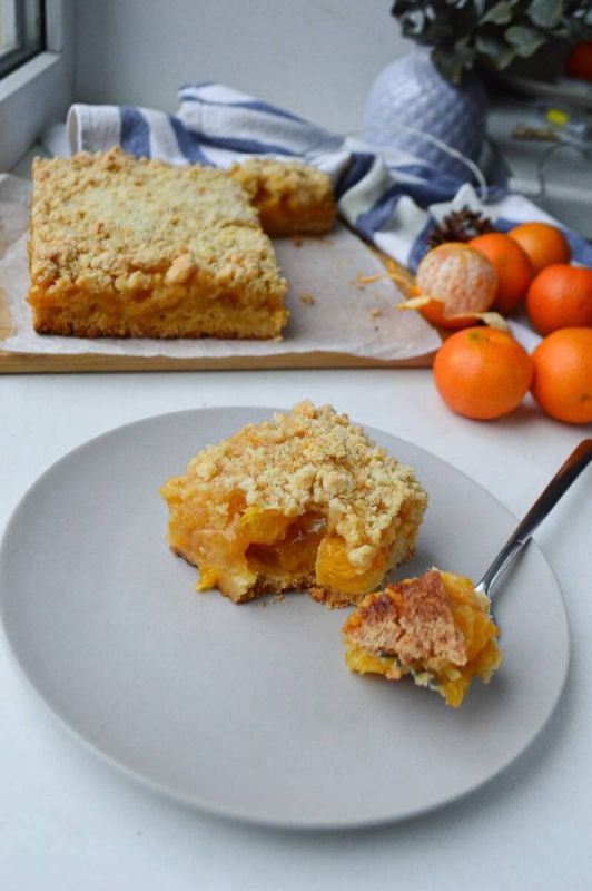 Насыщенный вкусом насыпной пирог с мандаринами