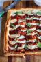 Нежный пирог «Капрезе»: простое и вкусное блюдо для любого стола