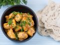 Сочные кусочки куриного филе в пикантном соусе: быстро и вкусно