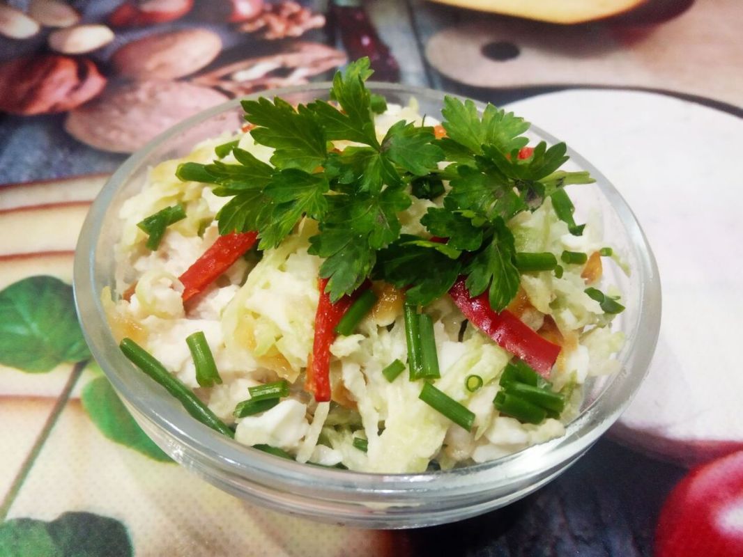 Салат из редьки, куриного филе и яиц: Полезный и сытный